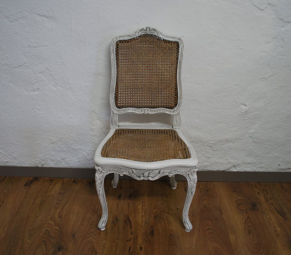Chaise en chêne cannée de couleur laquée blanc avec glacis noir sur moulures, d'époque régence fin XIXe